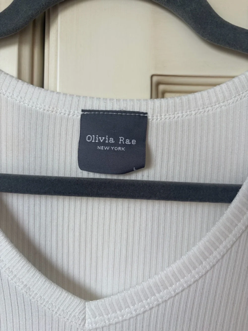 Olivia Rae White Ribbed V-Neck Short Sleeve Tee S/M - Picture 2 of 4